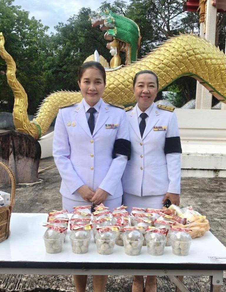 title - ทำบุญตักบาตรถวายพระราชกุศล เนื่องในวันคล้ายวันพระราชสมภพภพสมเด็จพระนางเจ้าสิริกิติ์ พระบรมราชินีนาถ พระบรมราชชนนีพ้นปีหลวง และวันแม่แห่งชาติ 